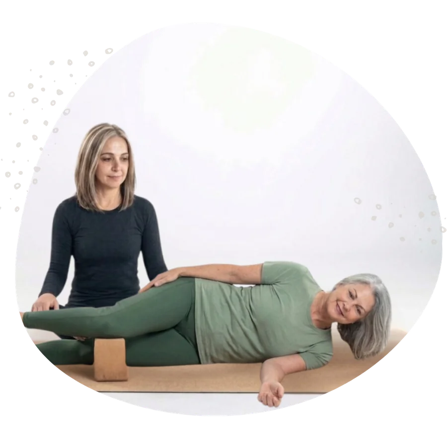 Helen Ronnenbergh guiding a client through a SloFlow knee fascia release session using a cedar block